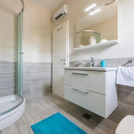 Apartments Sekondo * 챠브타트