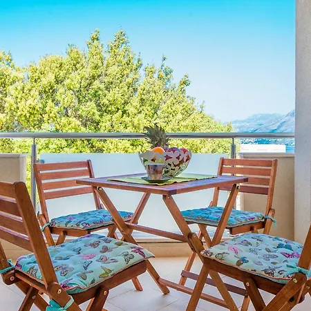 아파트 Apartments Sekondo