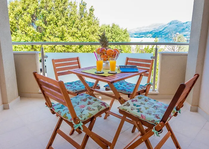 Apartments Sekondo *